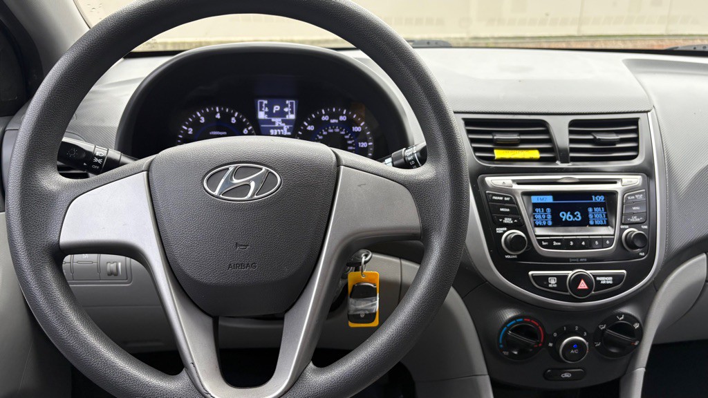 2015 Hyundai Accent Image 12