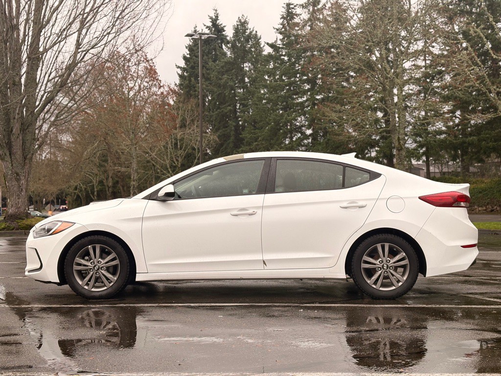 2017 Hyundai Elantra Image 2