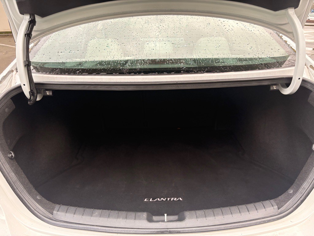 2017 Hyundai Elantra Image 16