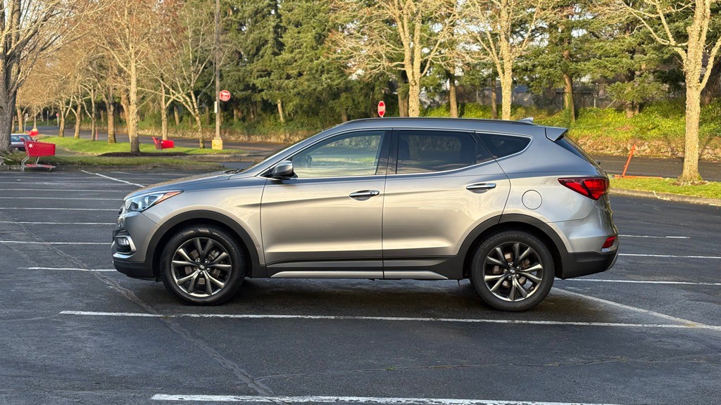 2017 Hyundai Santa Fe Sport Image 2