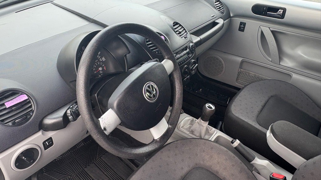 2001 Volkswagen Beetle Image 10
