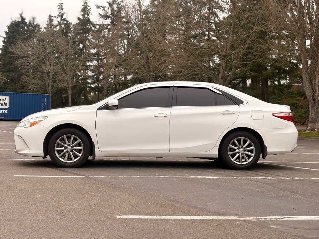2016 Toyota Camry Image 2