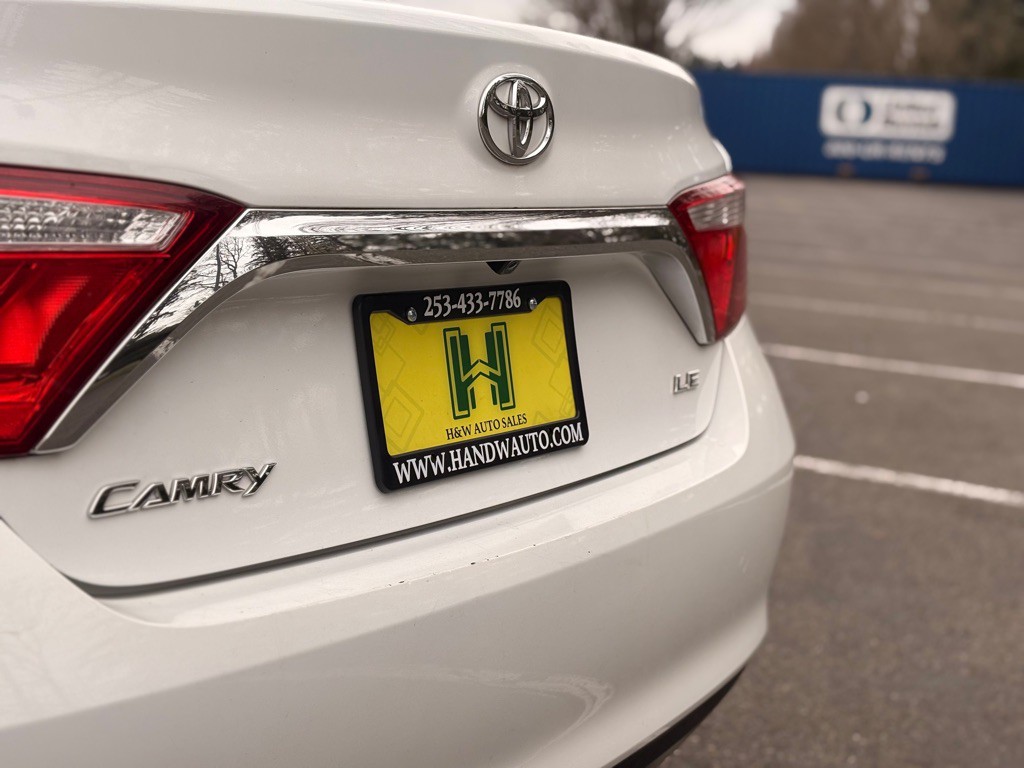 2016 Toyota Camry Image 18