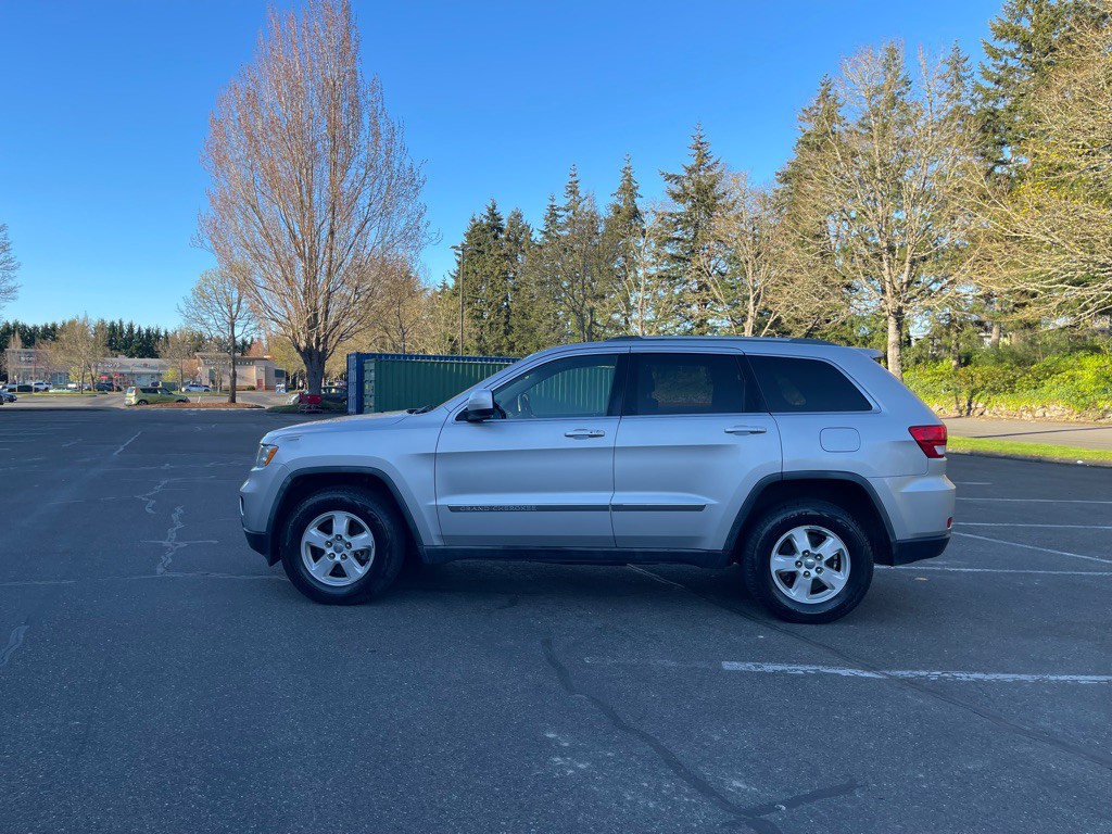 2011 Jeep Grand Cherokee Image 2
