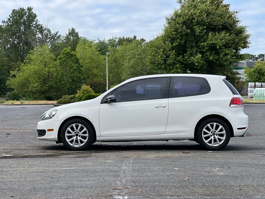 2013 Volkswagen Golf Image 2