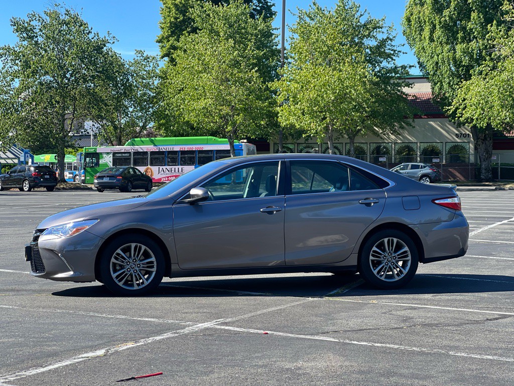 2017 Toyota Camry Image 2
