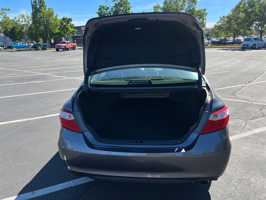 2017 Toyota Camry Image 16