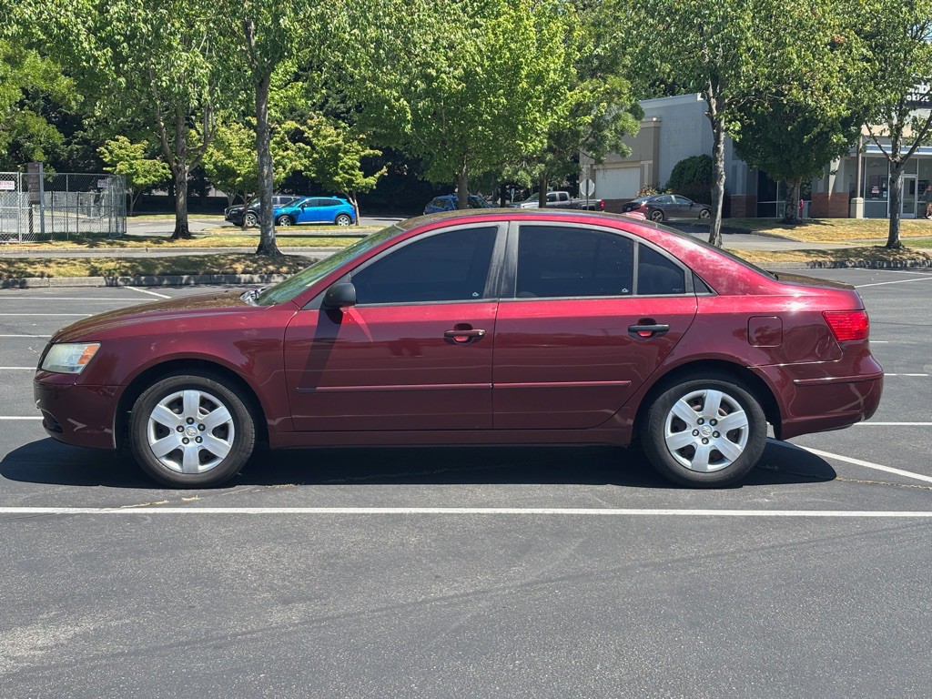 2010 Hyundai Sonata Image 2