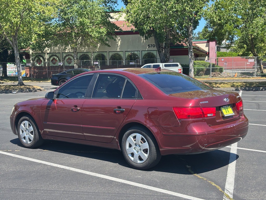 2010 Hyundai Sonata Image 3