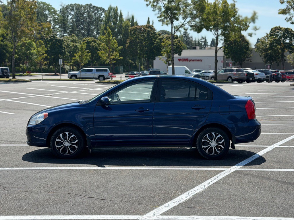 2010 Hyundai Accent Image 2