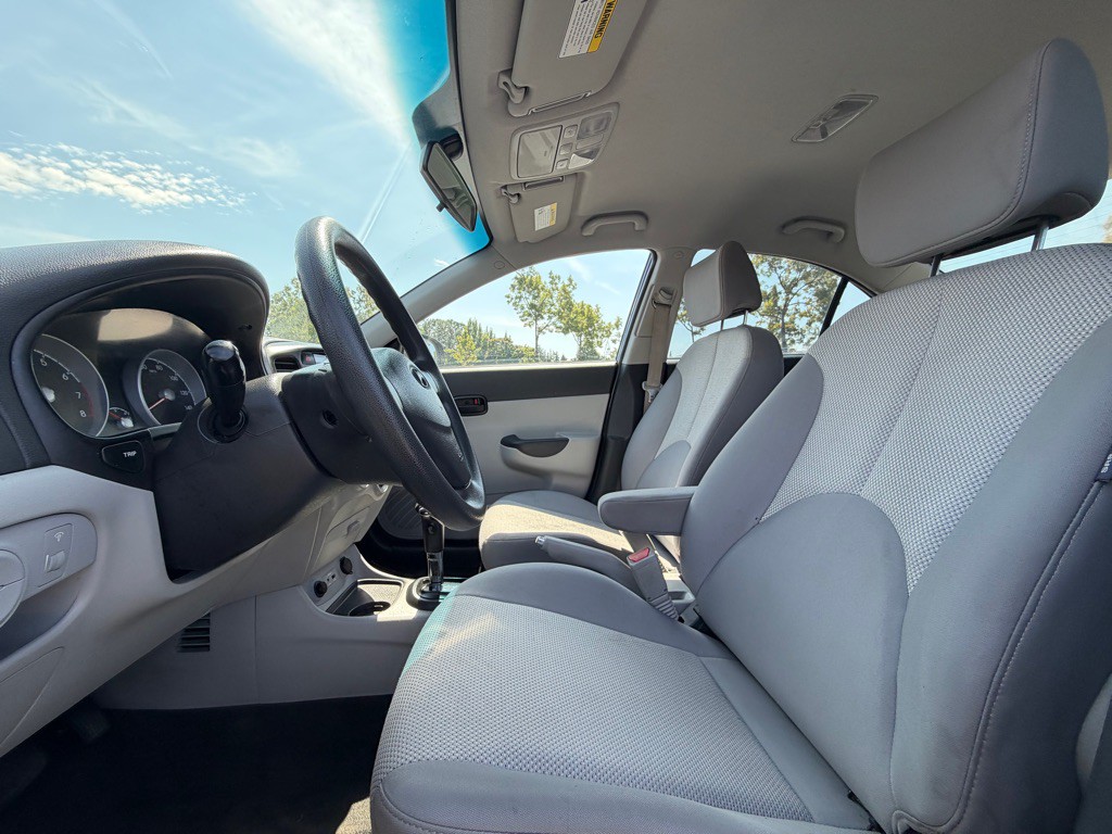 2010 Hyundai Accent Image 9