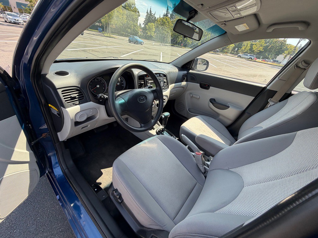 2010 Hyundai Accent Image 10