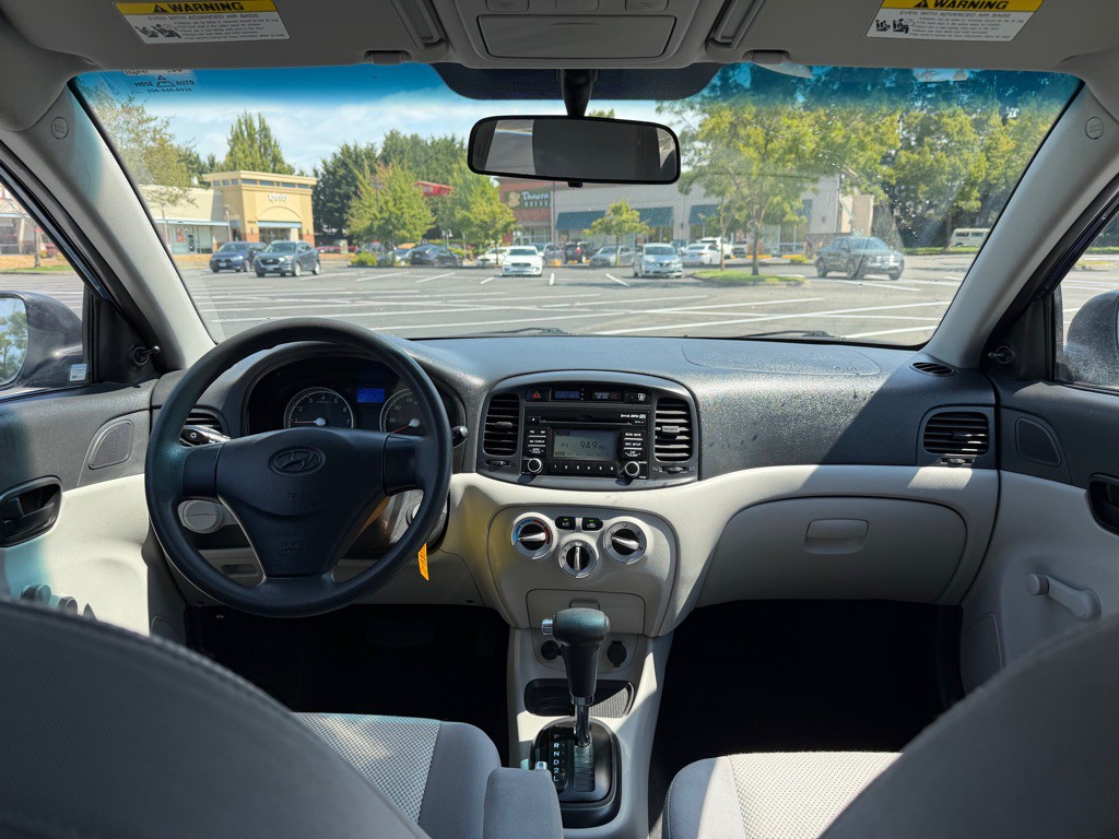 2010 Hyundai Accent Image 11