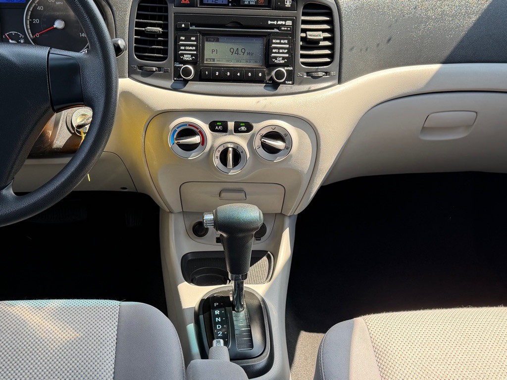 2010 Hyundai Accent Image 13