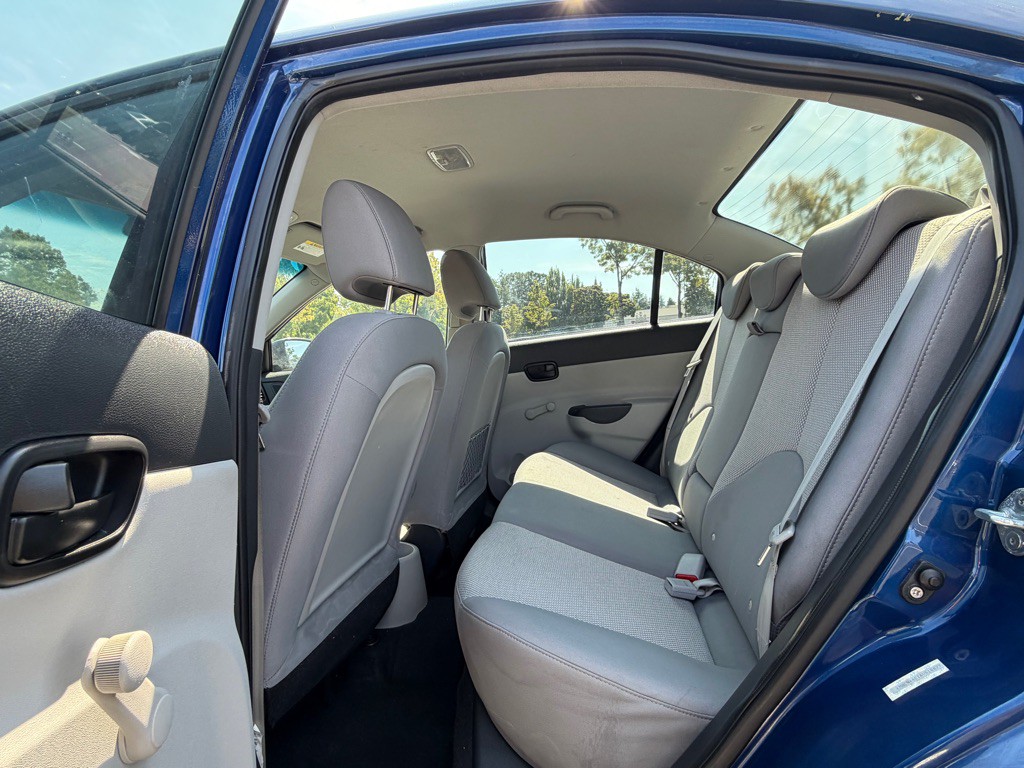 2010 Hyundai Accent Image 14