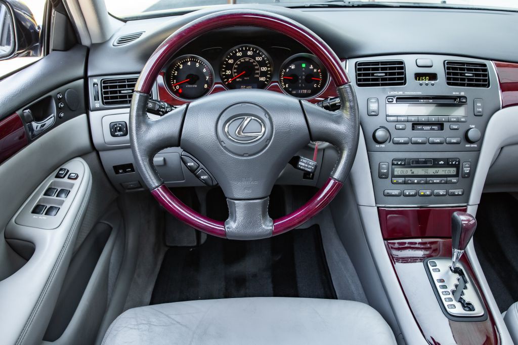 2004 Lexus ES Image 19