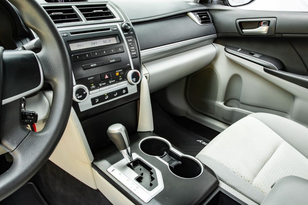 2012 Toyota Camry Image 21