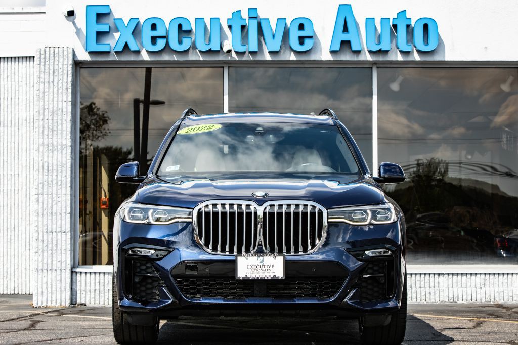 2022 BMW X7 Image 2