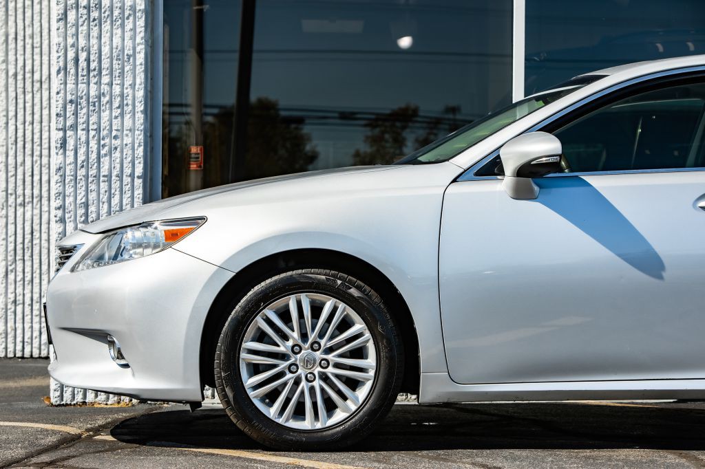 2013 Lexus ES Image 11