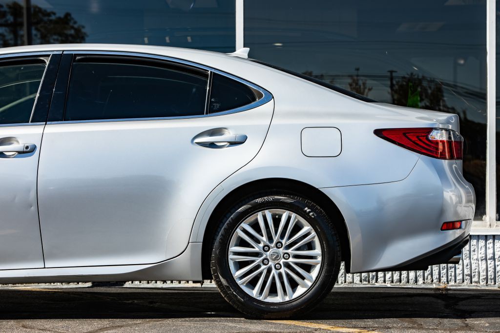 2013 Lexus ES Image 12