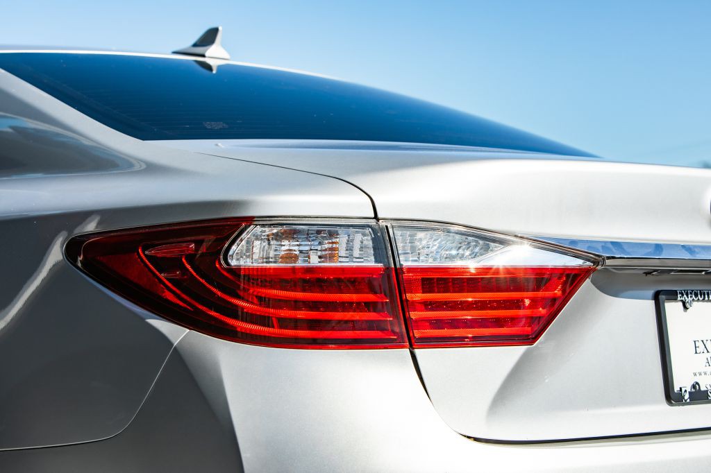 2013 Lexus ES Image 16