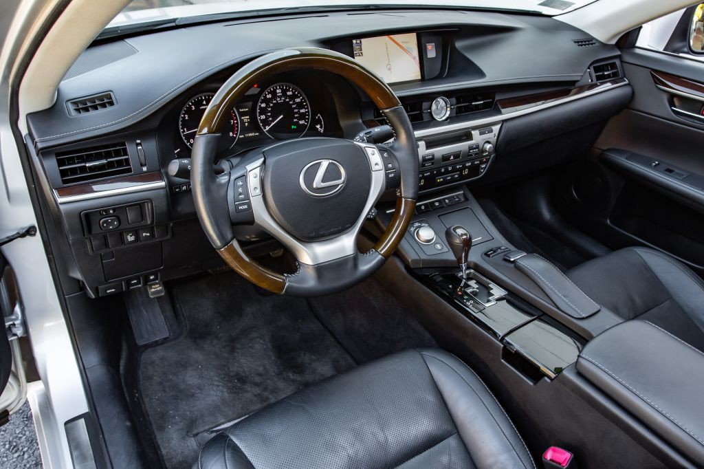 2013 Lexus ES Image 17