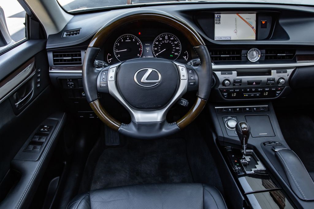 2013 Lexus ES Image 19