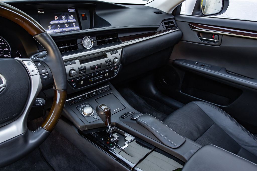 2013 Lexus ES Image 23