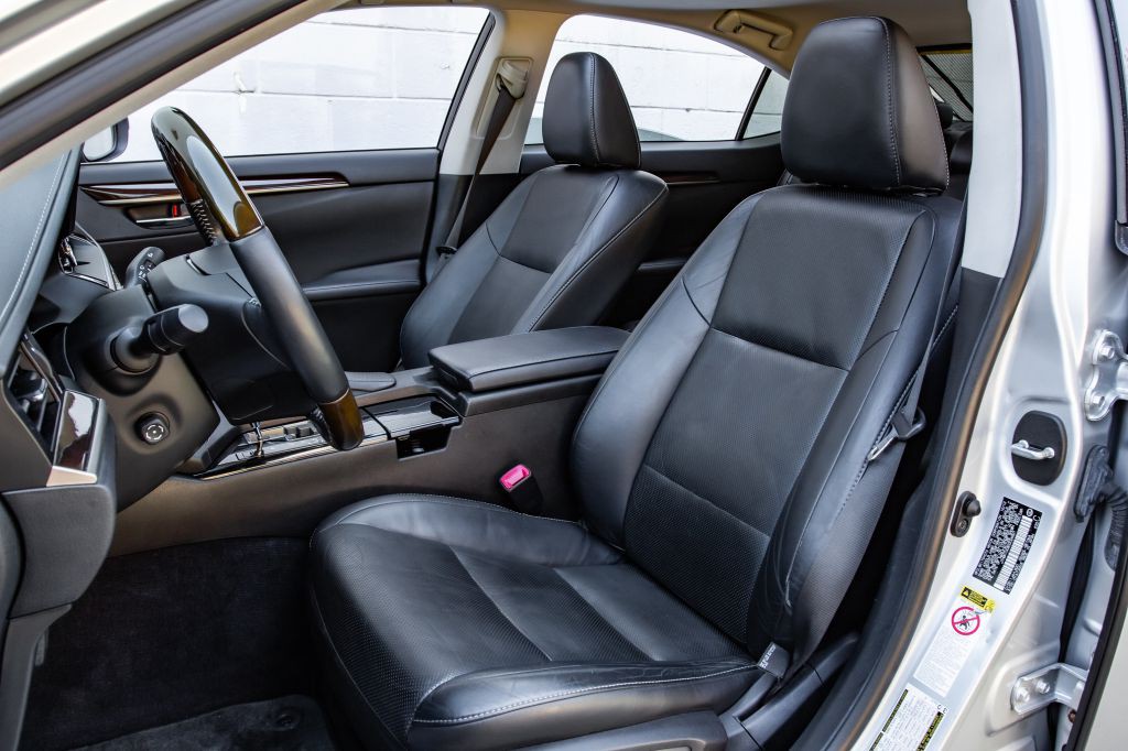2013 Lexus ES Image 24