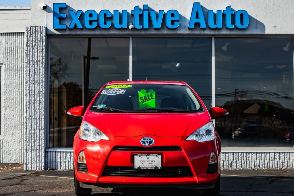 2013 Toyota Prius Image 2