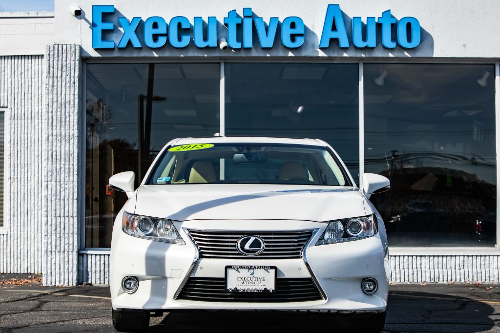 2015 Lexus ES Image 2