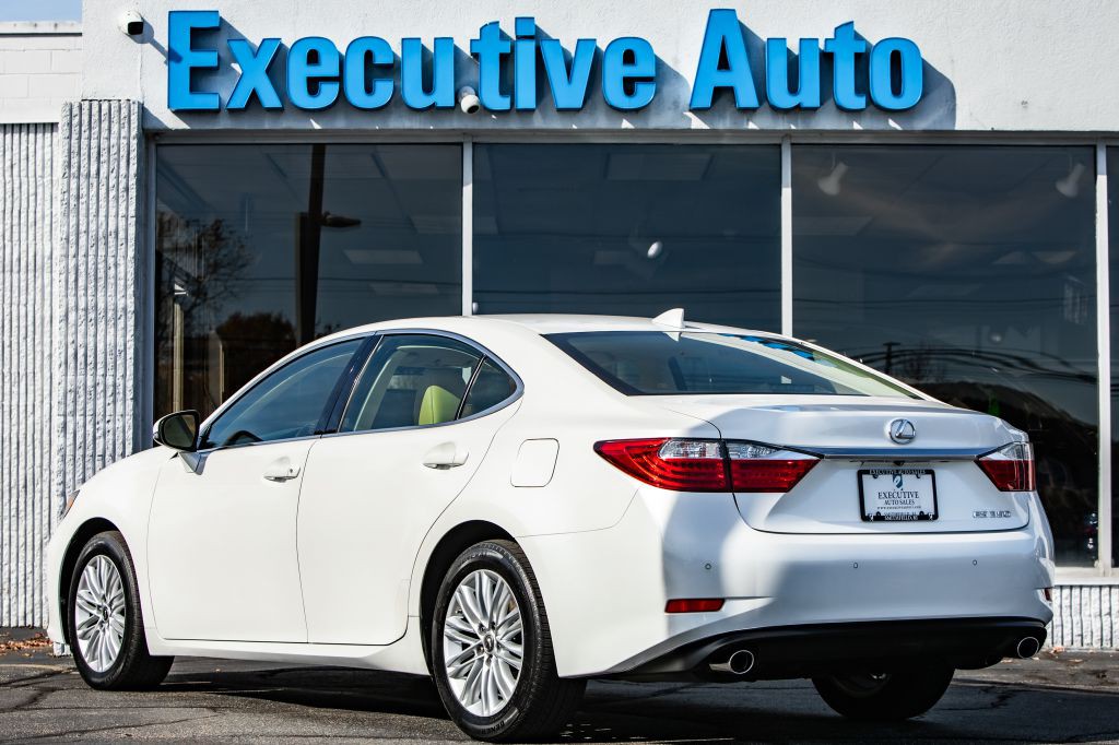 2015 Lexus ES Image 5