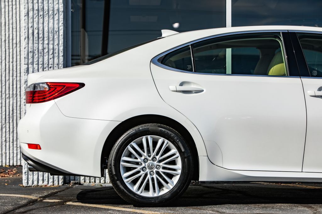 2015 Lexus ES Image 9