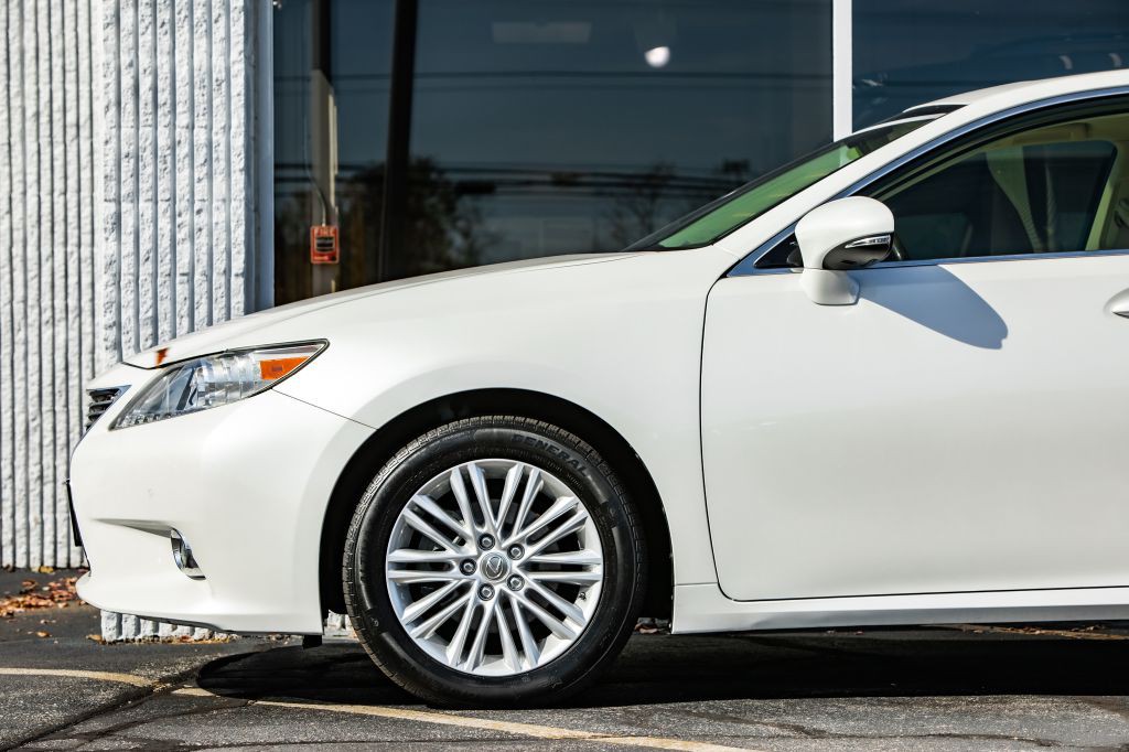 2015 Lexus ES Image 11
