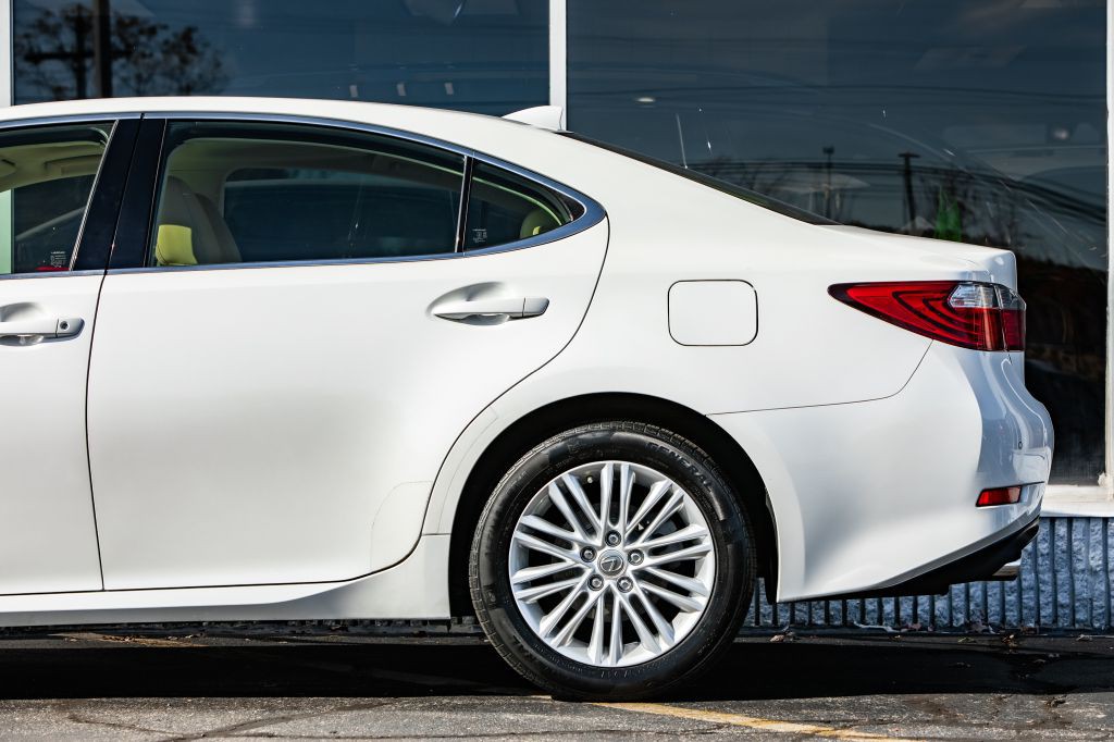 2015 Lexus ES Image 12