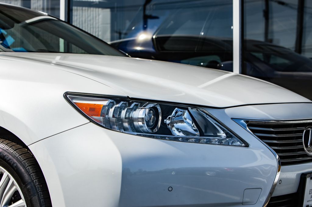 2015 Lexus ES Image 15