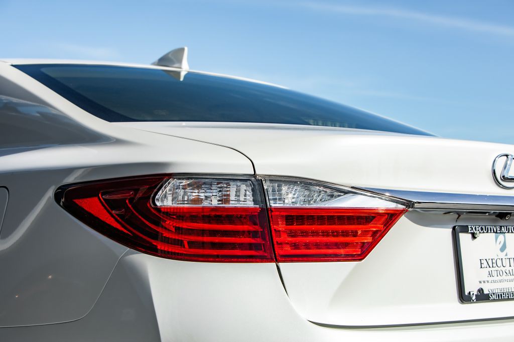 2015 Lexus ES Image 16