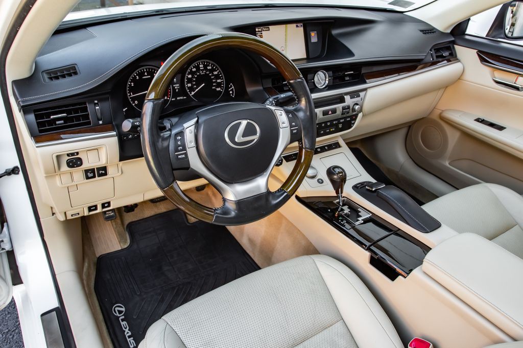 2015 Lexus ES Image 17