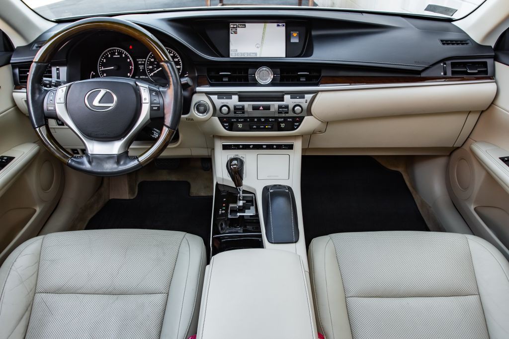 2015 Lexus ES Image 18