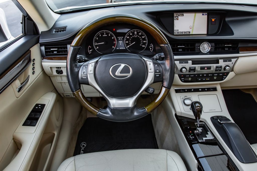 2015 Lexus ES Image 19