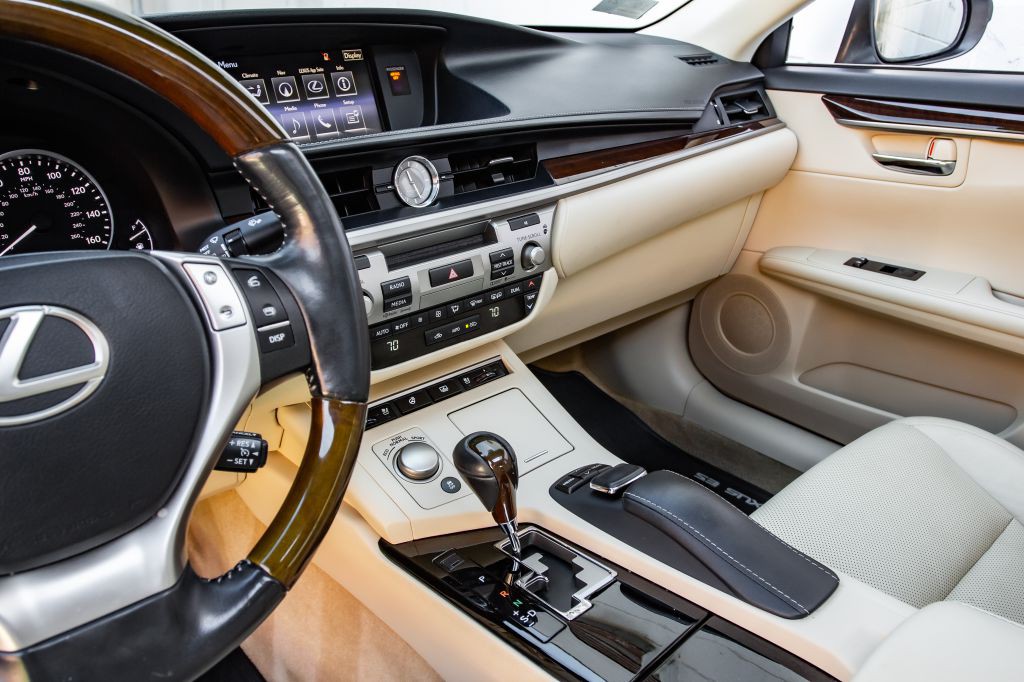2015 Lexus ES Image 23
