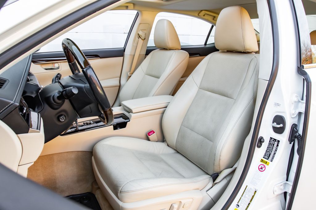 2015 Lexus ES Image 24