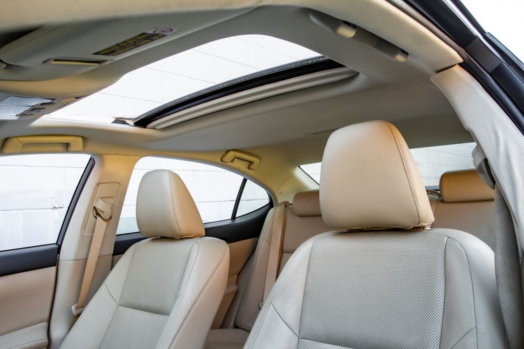 2015 Lexus ES Image 25