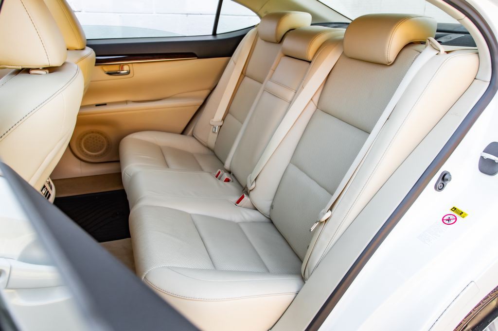 2015 Lexus ES Image 26