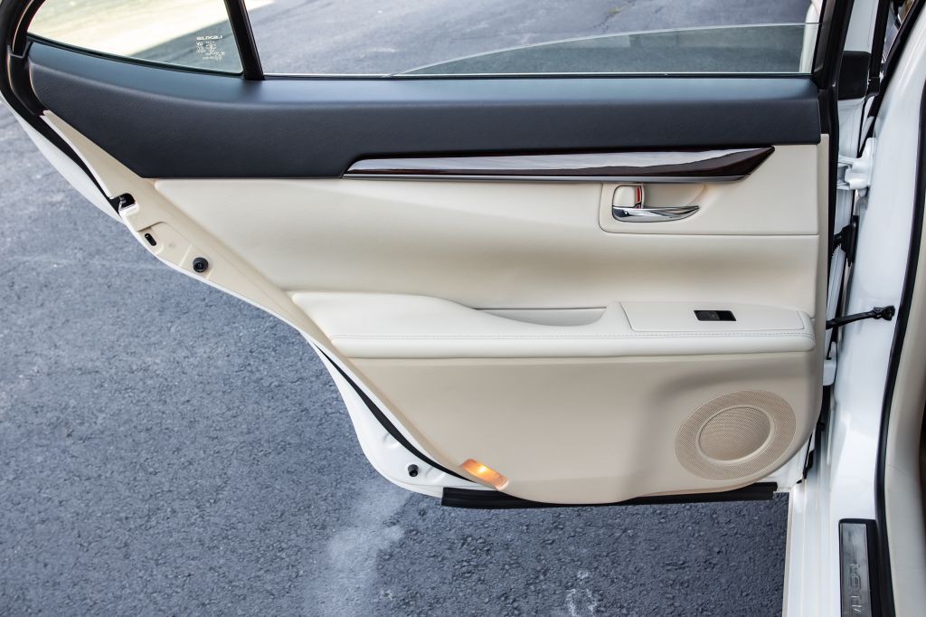 2015 Lexus ES Image 28