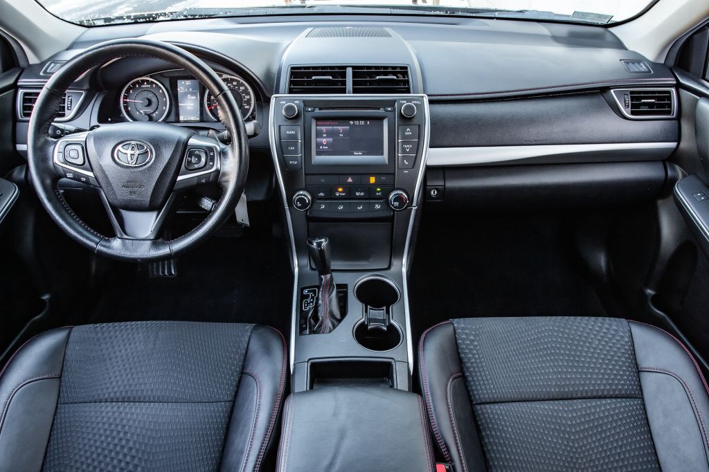 2015 Toyota Camry Image 18
