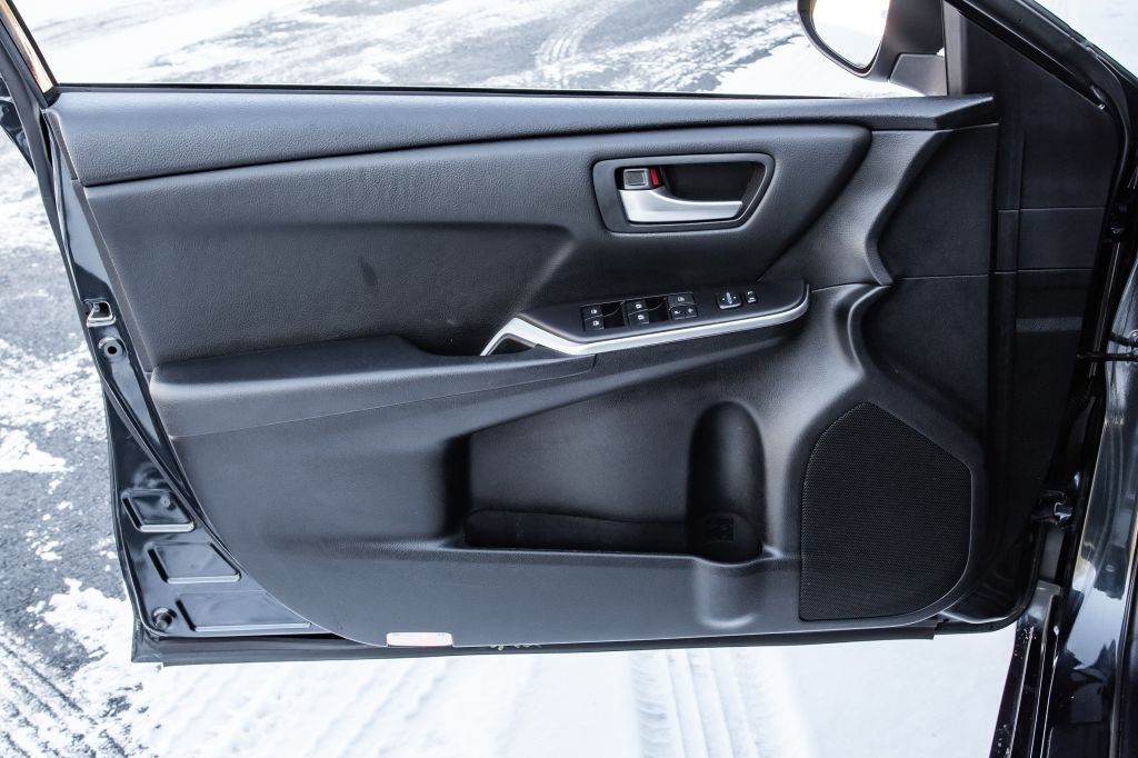 2015 Toyota Camry Image 25