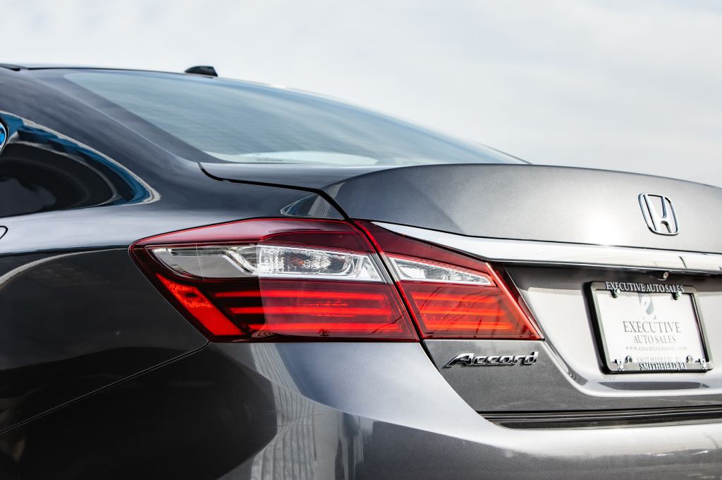 2017 Honda Accord Image 16
