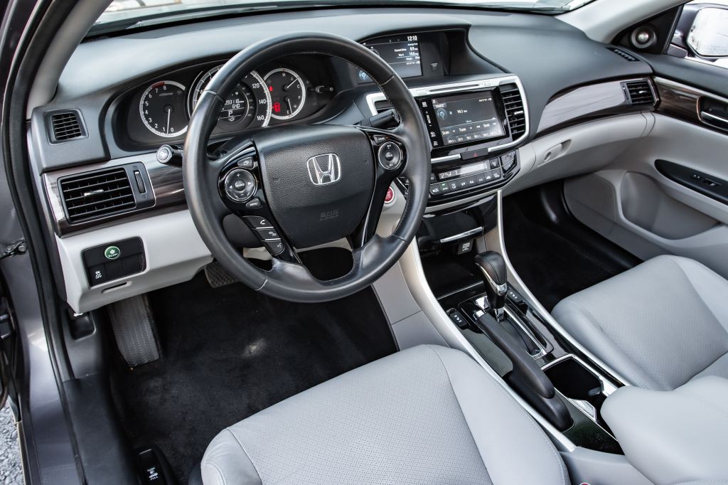2017 Honda Accord Image 17