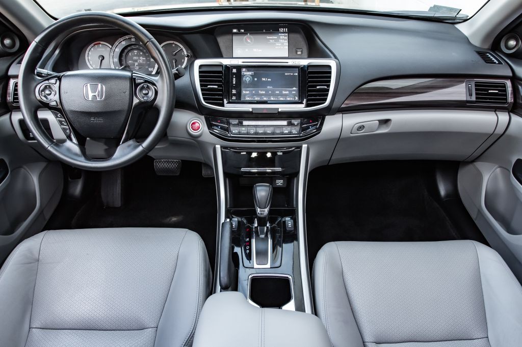 2017 Honda Accord Image 18